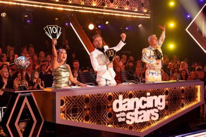 Ariana Grande Performs "Problem" on Dancing With the Stars Finale; Where Was Iggy?!