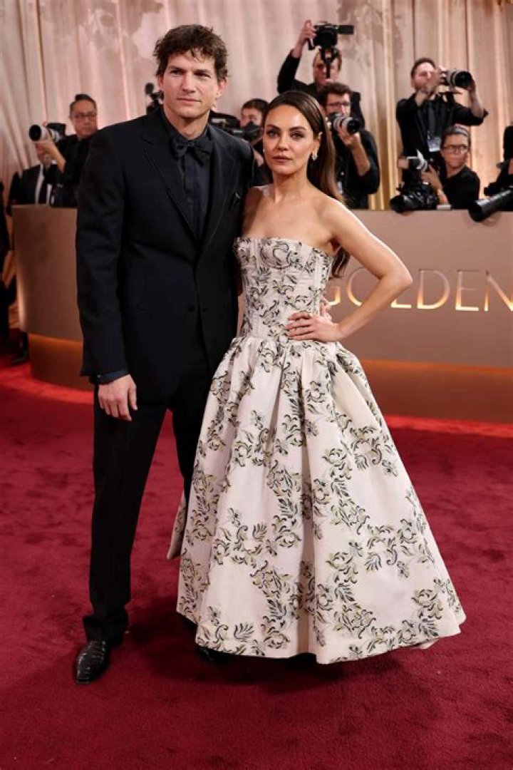 Ashton Kutcher Grabs Mila Kunis' Butt!