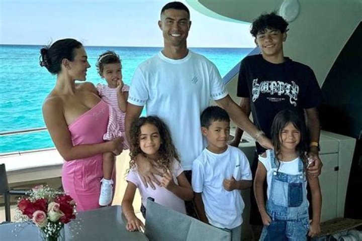 Raking In $1,284,000 Annually for Life, Cristiano Ronaldos Girlfriend GeorginaRodriguezs I