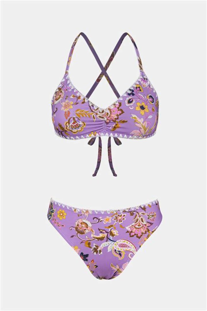 Sarah Hylands Paisley Bikini & Retro Outfit: Photos Hollywood Life